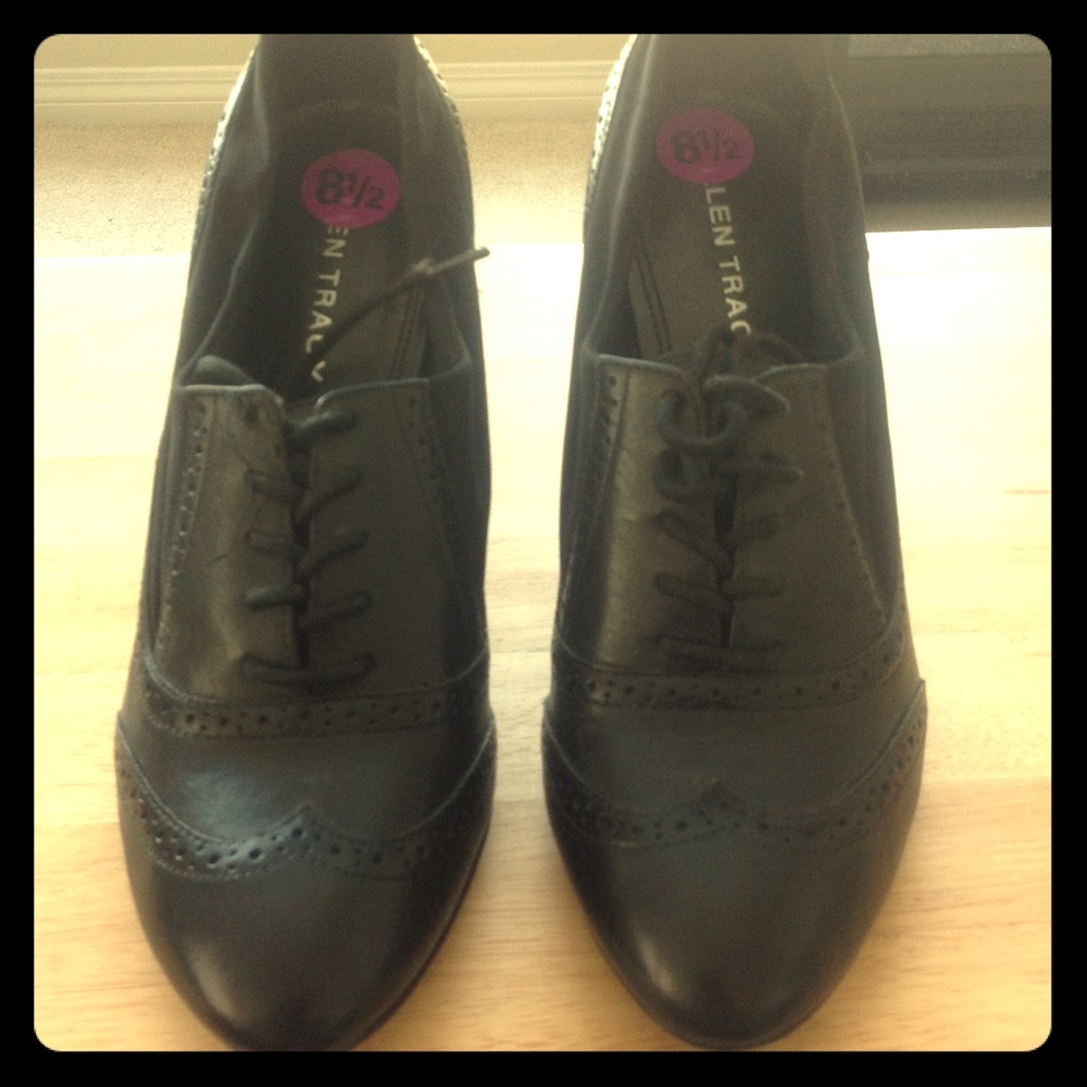 Ellen Tracy Oxford heels